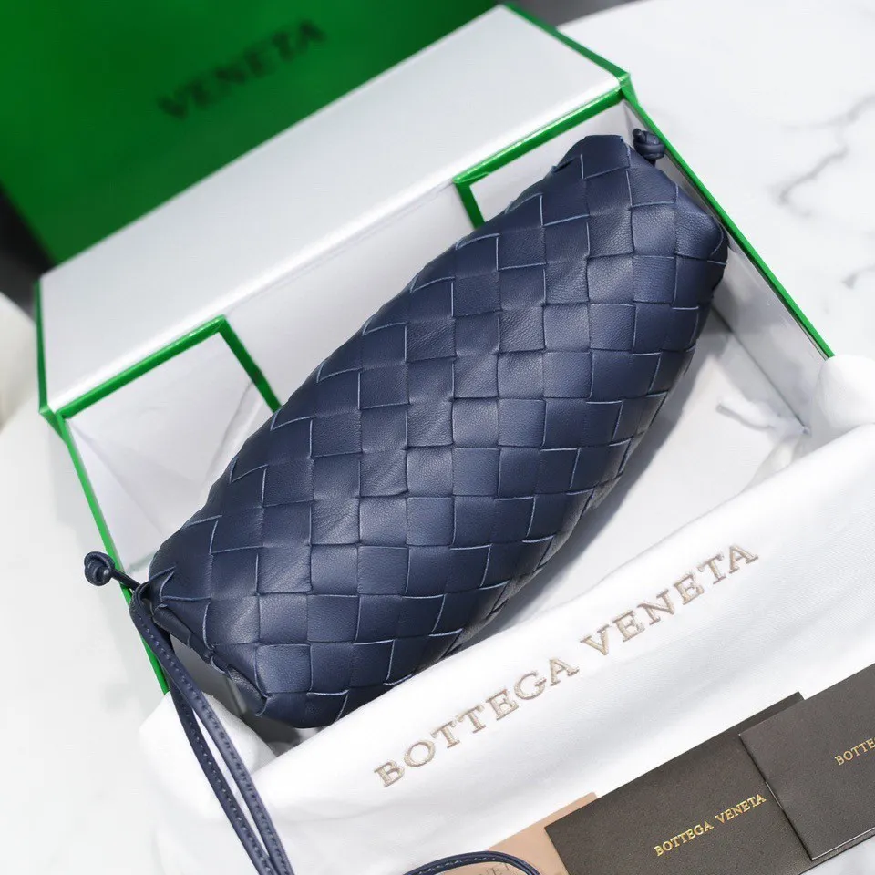 Batch 1260 Real shots👇Large plaid weaving The pouch cloud bag is the first series designed by former Celine designer Daniel Lee after joining BV. The upper body is extremely ecstatic ~ fashionable and classy ~ elegant and concise, lazy and intellectual size: 23*13*8 [Little Cloud Rough Weave#]